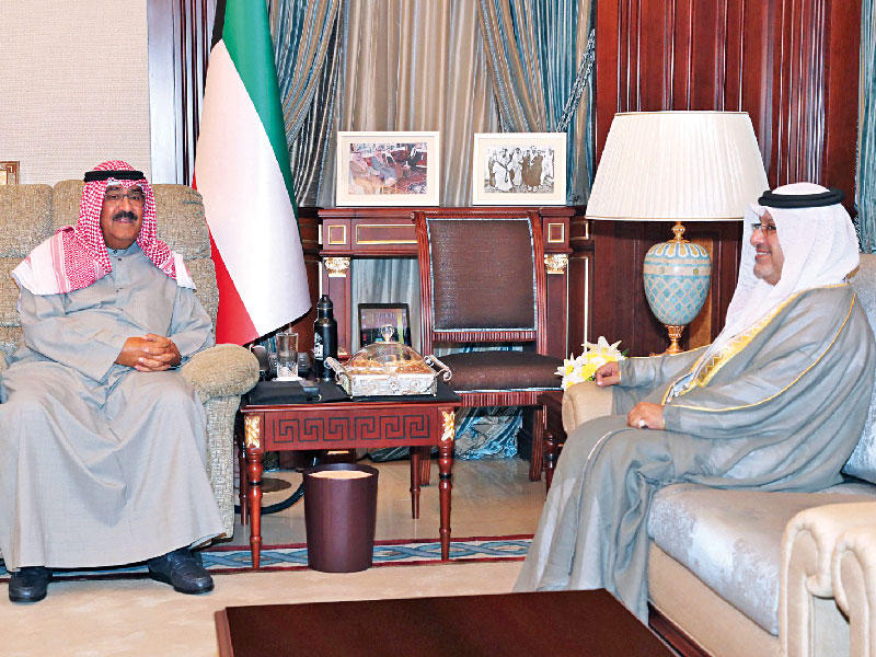 نائب رئيس الحرس الوطني الشيخ مشعل الأحمد مستقبلاً سفير البحرين لدى الكويت صلاح المالكي أمس