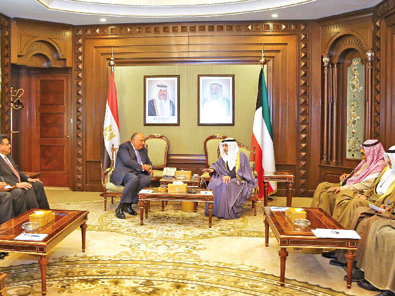 وزير الخارجية الشيخ الدكتور أحمد الناصر  خلال المباحثات مع وزير خارجية مصر سامح شكري أمس