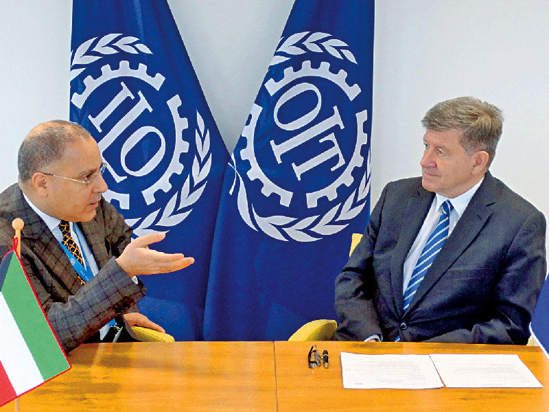 الغنيم خلال لقائه مع المدير العام لـ «العمل الدولية» 