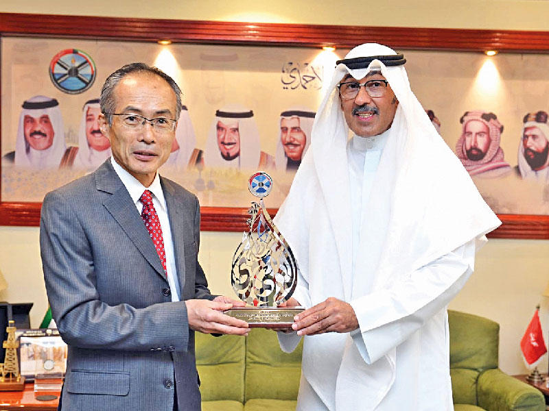 محافظ الأحمدي الشيخ فواز الخالد مع سفير اليابان لدى الكويت ماساتو تاكوأوكا