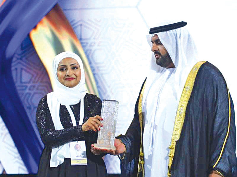 هيفين أحمد تتسلم جائزتها 