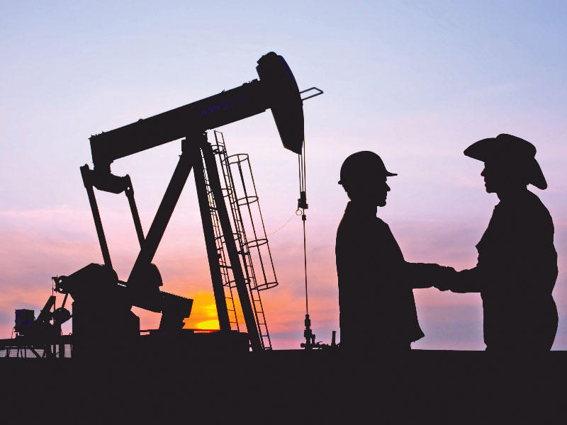 النفط يصعد مع «التحفيز» وإشارة روسيا لمحادثات مع «أوبك»