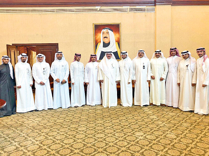  المدير العام للهيئة العامة للتعليم التطبيقي والتدريب، د. علي المضف متوسطاً أعضاء الاتحاد