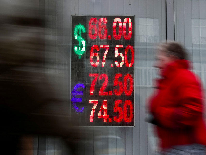 الروبل الروسي يفقد 10% من قيمته أمام الدولار