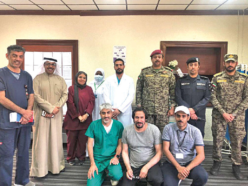 مدير ادارة خدمة المواطن بمحافظة الاحمدي بدر شعيل والفريق الطبي والأمني لمحجر الجون أمس