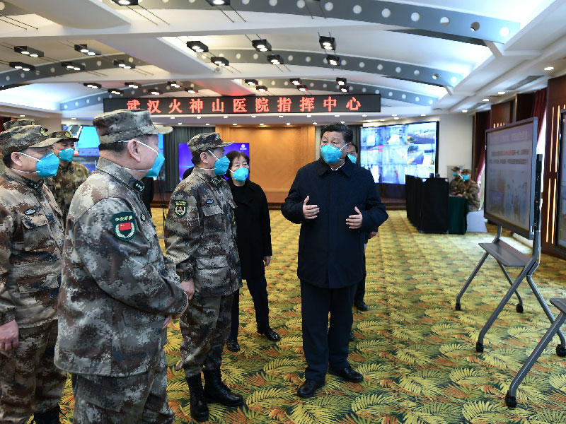 الرئيس الصيني في مستشفى بحثي ببوهان أمس (رويترز)