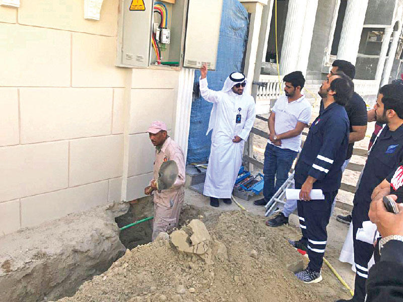 ايصال الكهرباء إلى أول منزل في غرب عبدالله المبارك 