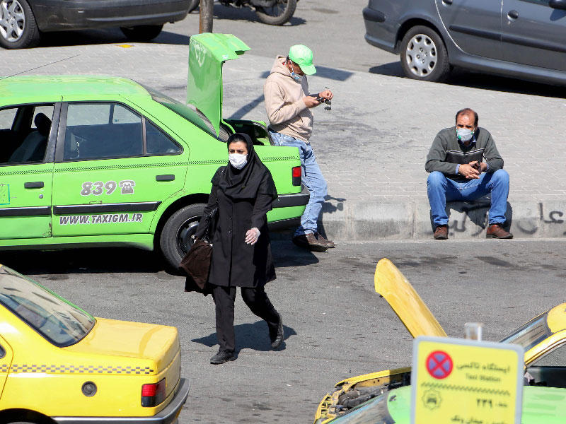 ارتداء أقنعة واقية في طهران في وسط انتشار فيروس كورونا في البلاد