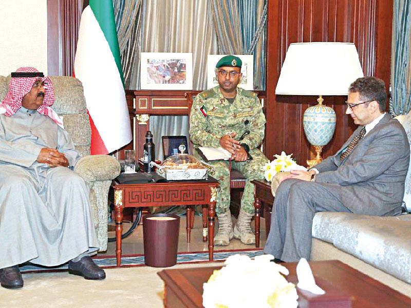 مشعل الأحمد مستقبلاً السفير الإيطالي