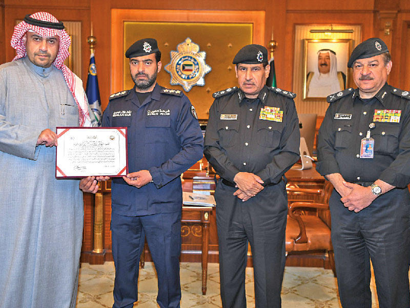 الوزير الصالح مكرماً الهاجري بحضور النهام والصايغ 