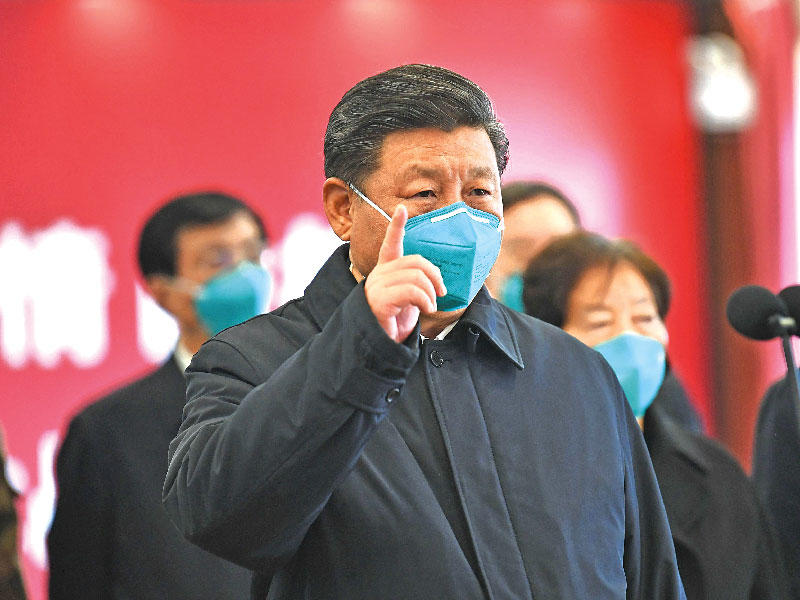 الرئيس الصيني في مستشفى بحثي في ووهان أمس (رويترز)n