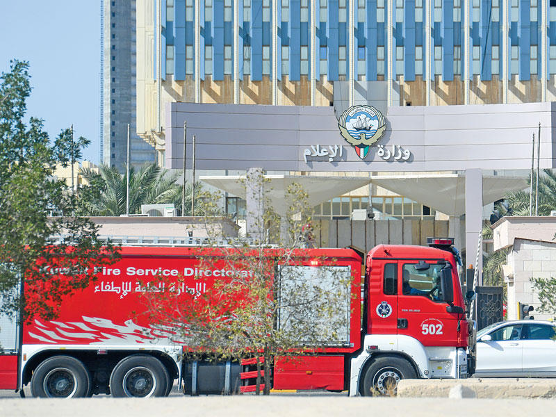 إحدى آليات الإطفاء أمام «الإعلام» خلال إخماد الحريق
