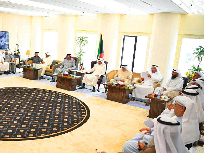 الغانم والخالد يتوسطان النواب والوزراء في اجتماع مكتب المجلس