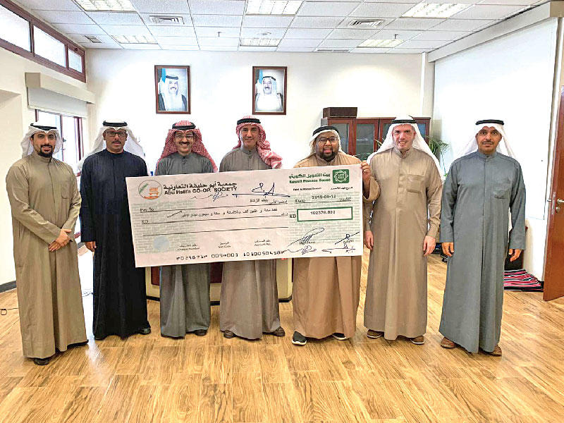 خلال تسلم زكاة جمعية أبوحليفة أمس