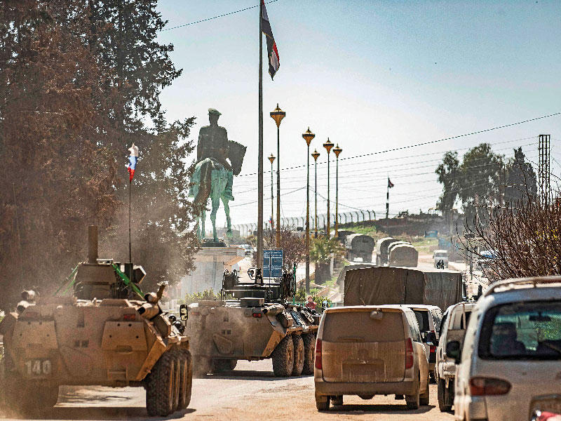 دورية روسية تمر بالقامشلي شمال شرق سورية (أ ف ب) 