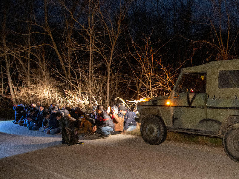 يحتجز جنود الجيش اليوناني مجموعة من المهاجرين الذين عبروا من تركيا إلى اليونان