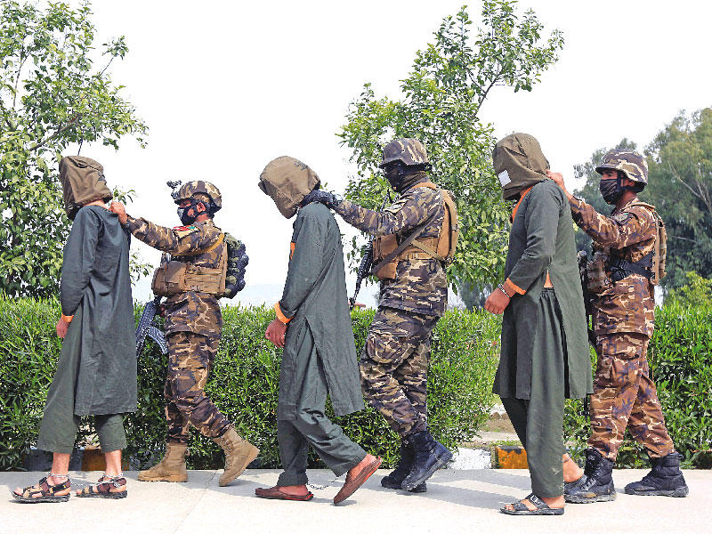 قوات أمنية أفغانية تقتاد مسلحين موقوفين في جلال اباد أمس    (رويترز)