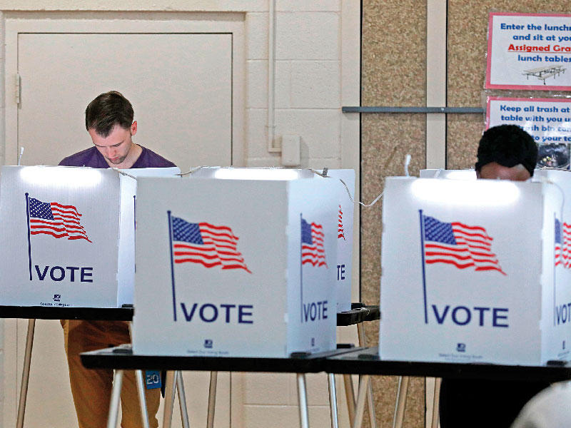 ديمقراطيون يقترعون في ديترويت أمس  (أ  ف ب)