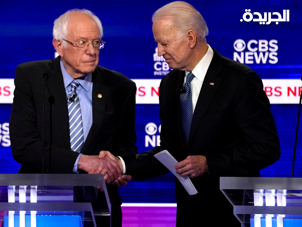 بايدن وساندرز يتصافحان (أرشيفية)