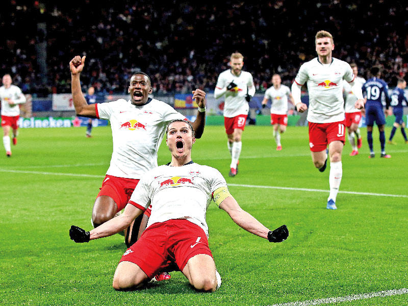 فرحة لاعبي لايبزيغ بعد إحراز هدف في مرمى توتنهام