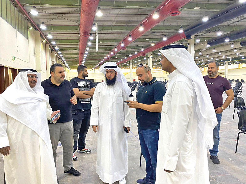 مسؤولو «الصحة» خلال تفقد أرض المعارض