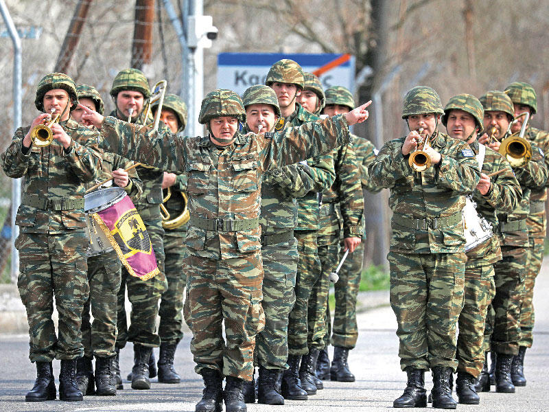 فرقة عسكرية يونانية تعزف النشيد الوطني على حدود تركيا أمس الأول (رويترز)