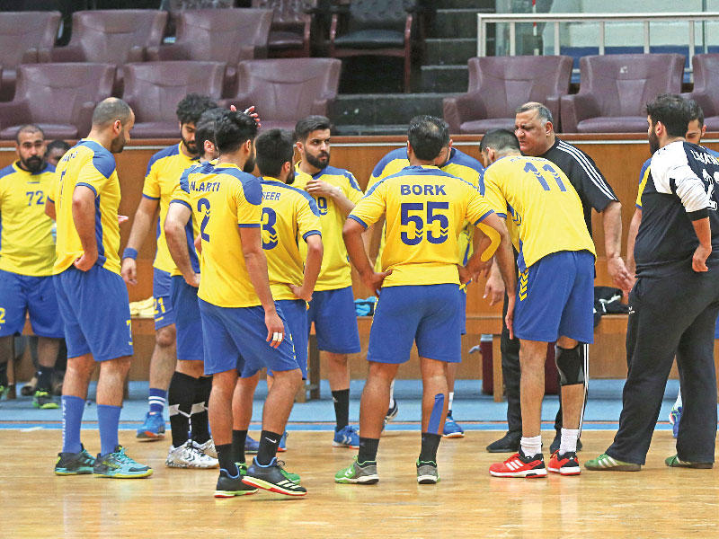 حسام توفيق يوجه اللاعبين