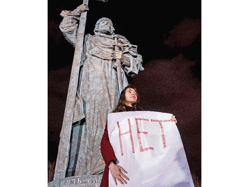 روسية تحمل لافتة كتب عليها لا رفضاً لـ «تصفير العداد» لبوتين تحت تمثال فلاديمير الأكبر قرب الكرملين في موسكو أمس الأولttt             (أ ف ب)  