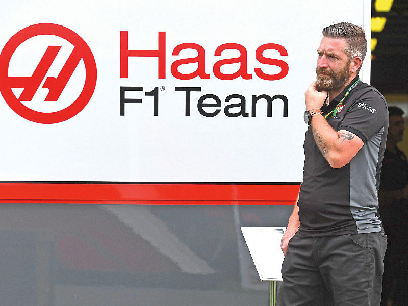 أحد أعضاء فريق هاس خلال وجوده في حلبة ميلبورن