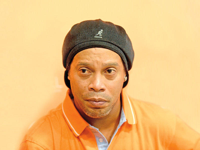 النجم السابق لكرة القدم البرازيلية رونالدينيو