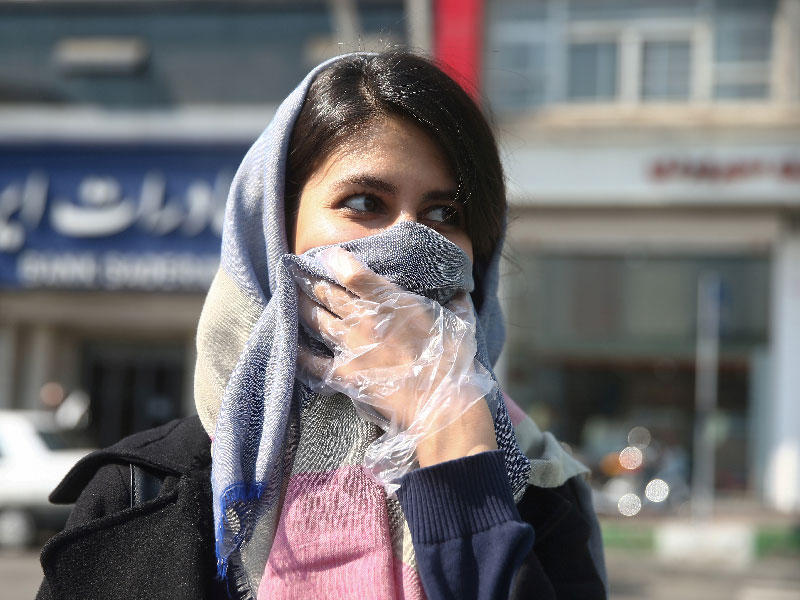 امرأة إيرانية ترتدي قناع وجه وقائي في طهران ، إيران