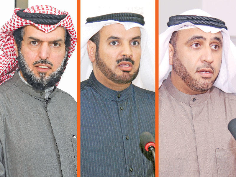 من يمين الصورة كلاً من النائب محمد الدلال و النائب حمدان العازمي و النائب عادل الدمخي