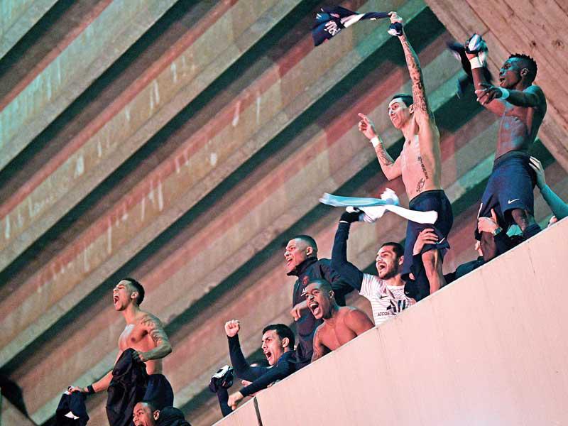 لاعبو باريس سان جرمان يحتفلون مع الجماهير الموجودة خارج الملعبn