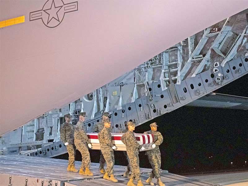 جنود أميركيون في قاعدة ديلاوير الأميركية يحملون أمس الأول نعش زميلهم الذي قتل باشتباك مع «داعش» في العراق (أ ف ب)