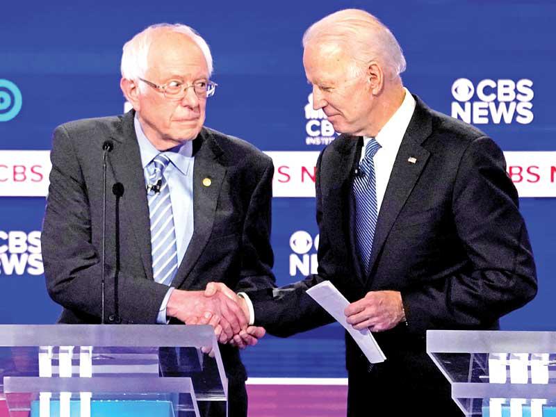 مصافحة باردة بين ساندرز وبايدن في آخر مناظرة ديمقراطية بساوث كارولينا الشهر الماضي (رويترز)n