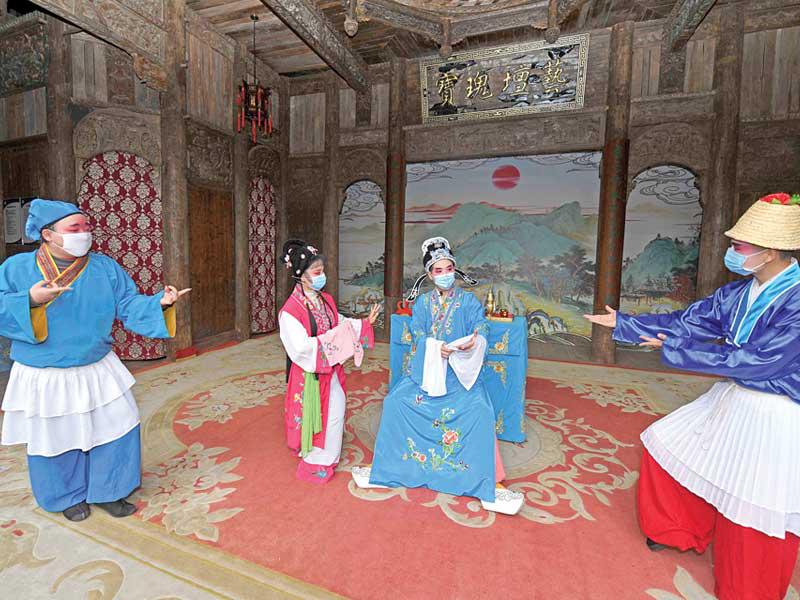 صينيون يقدمون عرضا استعراضياً في هونان أمس (رويترز)