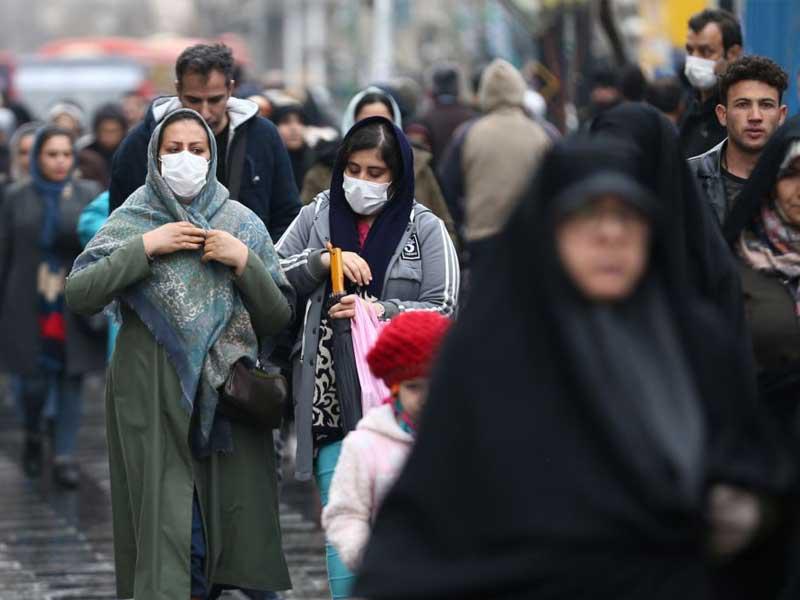 ايرانيين يرتدون الاقنعه في في البلاد 