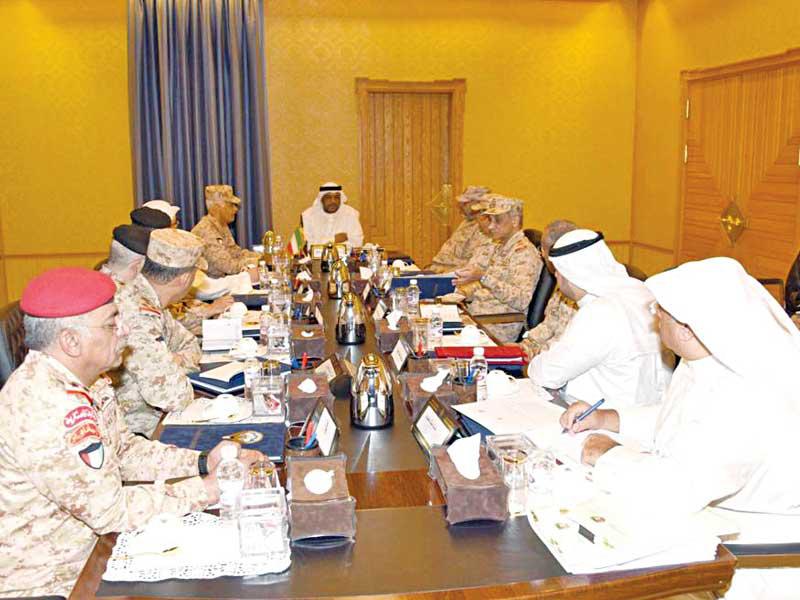  نائب رئيس مجلس الوزراء وزير الدفاع، الشيخ أحمد المنصور مترئساً اجتماع الدفاع أمس