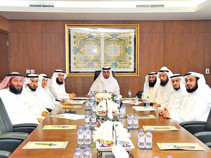  وزير العدل وزير الأوقاف والشؤون الإسلامية المستشار د. فهد العفاسي  مترئساً اجتماع «الأوقاف» أمس