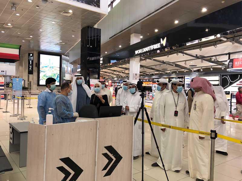  وزيرة الشؤون الاجتماعية، وزيرة الدولة للشؤون الاقتصادية، وزيرة الدولة لشؤون الخدمات بالوكالة مريم العقيل خلال تفقدها الإجراءات الاحترازية للمطار أمس