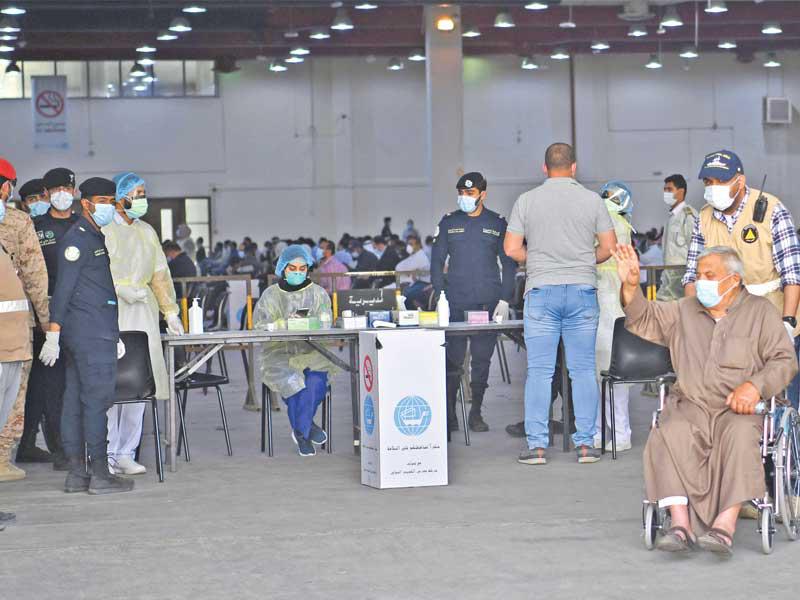 جانب من إجراءات فحوص الوافدين في «أرض المعارض» أمس 