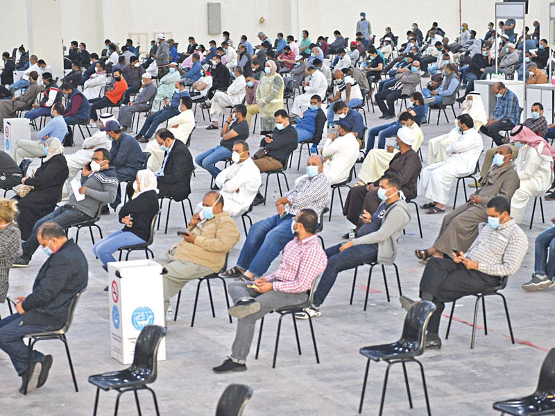 جانب من التنظيم الناجح والمحكم لعملية فحص القادمين من السفر في أرض المعارض أمس (تصوير عوض التعمري)