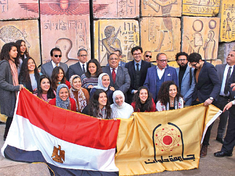 وزير السياحة والآثار خالد العناني مع عدد من طلاب كليات الفنون منفذي الجداريات