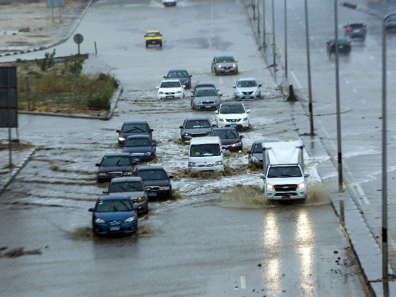 مصريون في أحد شوارع القاهرة الخميس (رويترز)