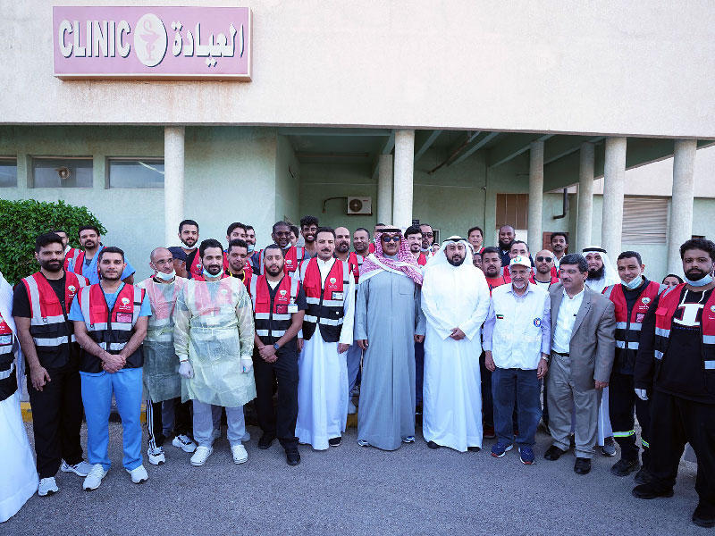  رئيس مجلس الوزراء سمو الشيخ صباح الخالد متوسطاً العاملين في مركز الحجر الصحي بمنتزه الخيران