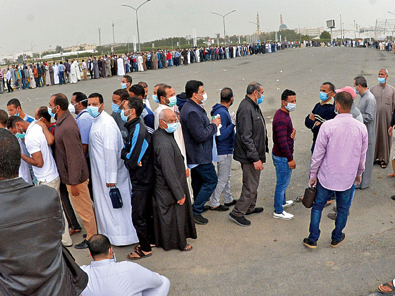  طوابير من مقيمي «الفروانية» في انتظار الفحص بأرض المعارض أمسn