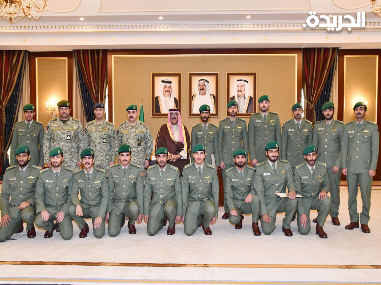 مشعل الأحمد متوسطاً الخريجين بحضور الرفاعي