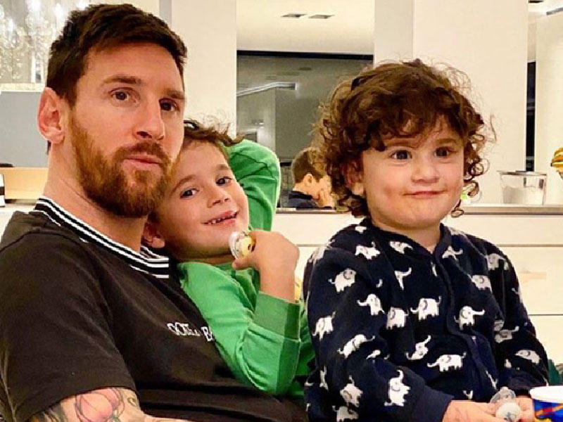 ميسي مع طفليه