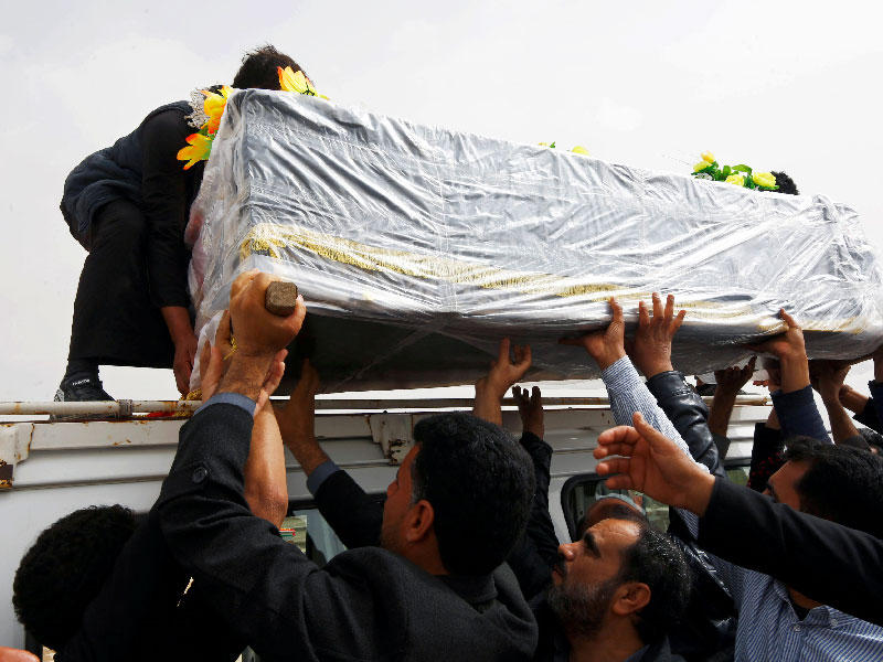 عراقيون يشيعون قتيل في الضربات الأميركية بالنجف أمس الأول (رويترز)n