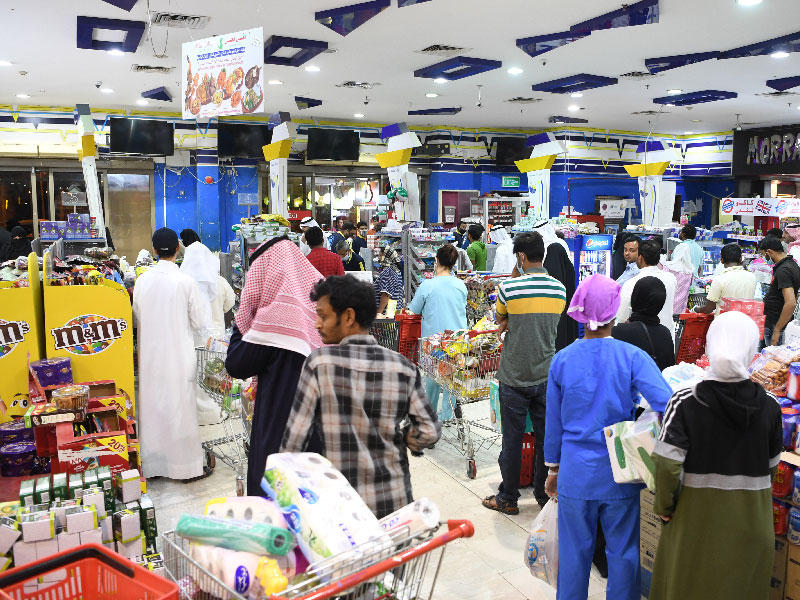 صورة لاحد المتاجر والاندفاع نحو تخزين الغذاء